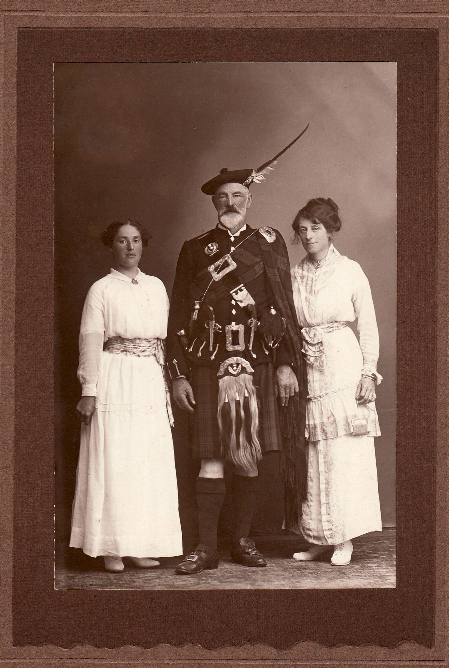 Photo of photos/John McLennan (i6397) w dau-in-law Edith & dau Ann